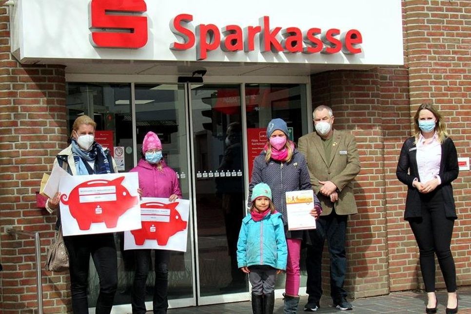 Sina Lehmbeck (re.), Filialleiterin der Sparkasse Malente, überreichte die Preise.