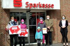 Sina Lehmbeck (re.), Filialleiterin der Sparkasse Malente, überreichte die Preise.