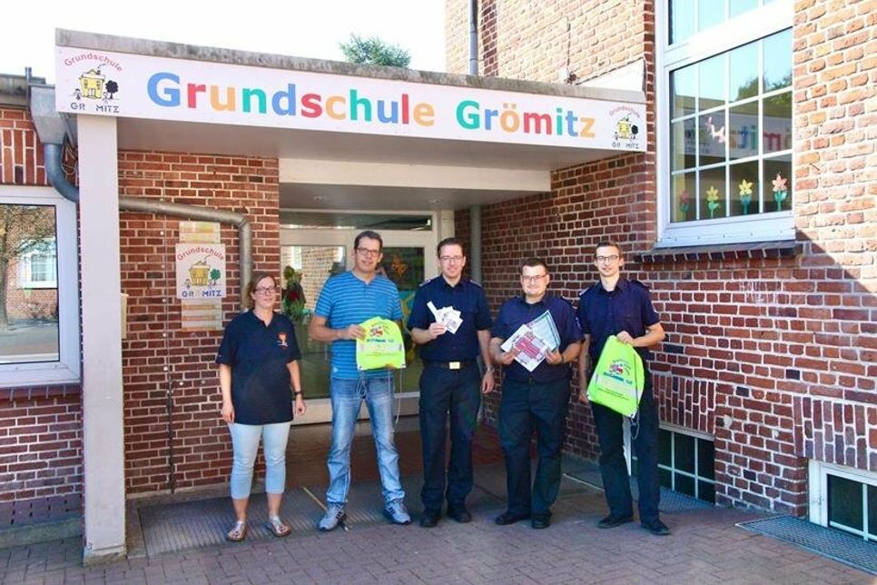 Leiterin der Kinderfeuerwehr Grömitz Silke Marks, Schulleiter Lars Gallowksy, Ortswehrführer Jacob Revenstorf, von der Jugendfeuerwehr Gemeindejugendwart Kai Gnepper sowie Pascal Holm.