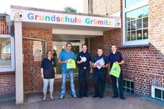 Leiterin der Kinderfeuerwehr Grömitz Silke Marks, Schulleiter Lars Gallowksy, Ortswehrführer Jacob Revenstorf, von der Jugendfeuerwehr Gemeindejugendwart Kai Gnepper sowie Pascal Holm.