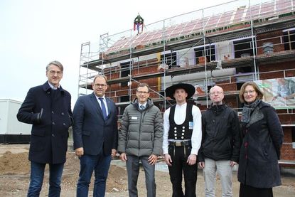 Die Protagonisten: Gollan-Firmenchef Thilo Gollan, Bürgermeister Mirko Spieckermann, Gereon Westphal von der Investitionsbank Schleswig-Holstein, Gollan-Vorarbeiter Fabian Steinfeld, Gollan-Bau-Geschäftsführer Volker Schmidt und Leiterin Stadtbauamt Antje Weise.