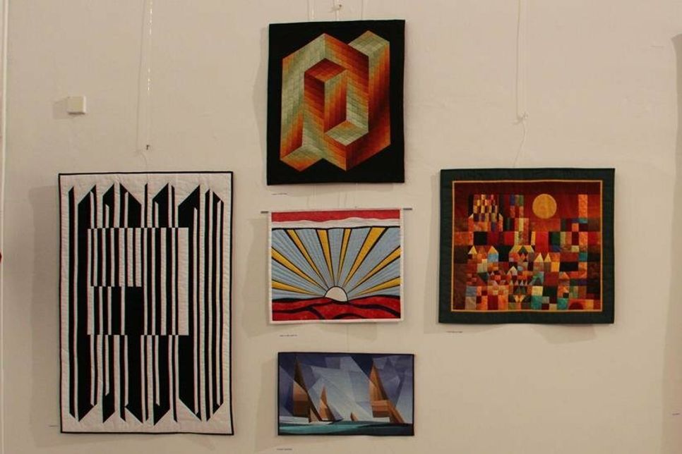 Besonders beeindruckend sind Marita Bahrs Adaptionen berühmter Gemälde von Victor Vasarely, Lionel Feininger und Paul Klee.