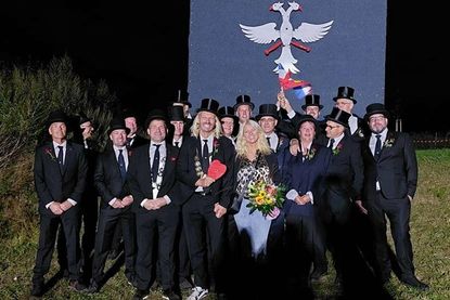 Auf ein tolles Festwochenende blicken die Mitglieder der Ortshandwerkerschaft Pansdorf mit ihren neuen Königen Philipp Flink (mit Herz) und Oliver Nowitzki (links daneben) zurück.