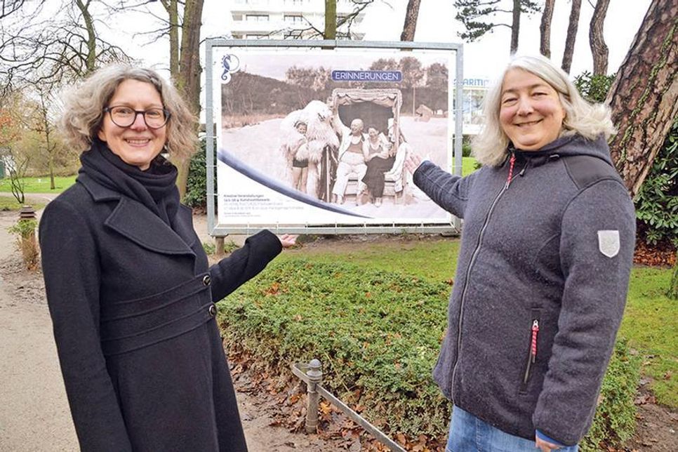 Melanie Zühlke (links) vom Gemeindearchiv und Stephanie Scheel von der TSNT GmbH vor einem der neu bestückten XXL-Stahlrahmen im Strandpark von Timmendorfer Strand. (Foto: René Kleinschmidt)