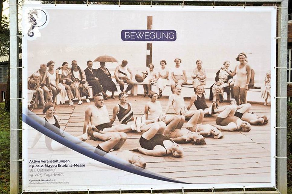 Yoga gab es schon damals auf den Seebrücken - wie auf diesem großformatigen Foto zu sehen - und wird auch heutzutage wieder angeboten. (Foto: René Kleinschmidt)