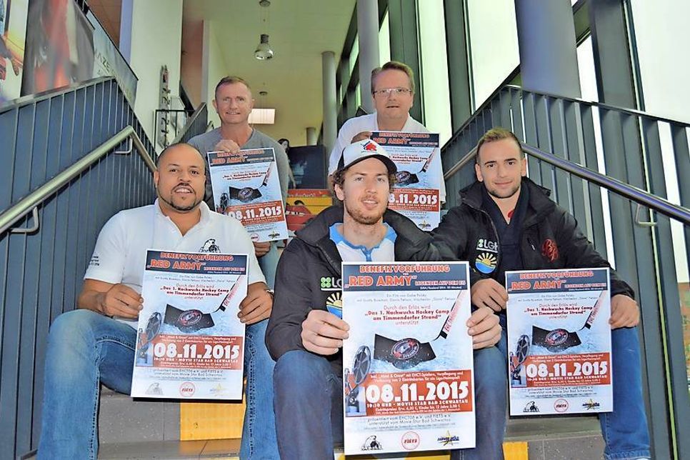 Hoffen auf viele Zuschauer, die mit ihrem Besuch der Filmvorstellung den Eishockeysport unterstützen: Markus Nägele, Verteidiger der Beach Boys (vordere Reihe v.r.), Goalie Kevin Beech, Trainer Martin Williams sowie Kinobetreiber Lars-Roman Paech (hinten l.) und FIETS-Schatzmeister Michael Bertz.