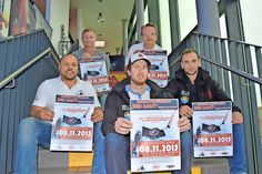 Hoffen auf viele Zuschauer, die mit ihrem Besuch der Filmvorstellung den Eishockeysport unterstützen: Markus Nägele, Verteidiger der Beach Boys (vordere Reihe v.r.), Goalie Kevin Beech, Trainer Martin Williams sowie Kinobetreiber Lars-Roman Paech (hinten l.) und FIETS-Schatzmeister Michael Bertz.