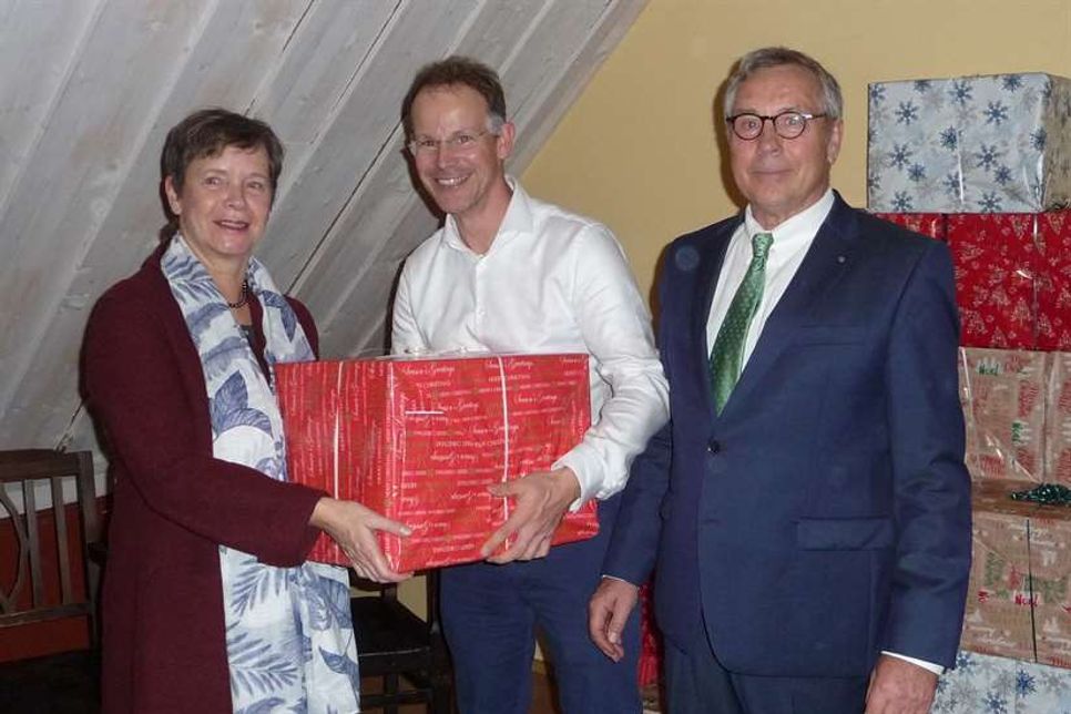 Vorstandsmitglied des Kinderschutzbundes Ulrike Kohlmorgen, Vorstandsmitglied des Rotary Club Neustadt-Ostsee Axel Sommerlatt und Präsident des Rotary Club Axel Semrau (v. lks).