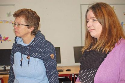 Tanja Langheinrich (links) und Birgit Mantzke haben ihre Hausaufgben in Sachen Medienkompetenz gemacht.