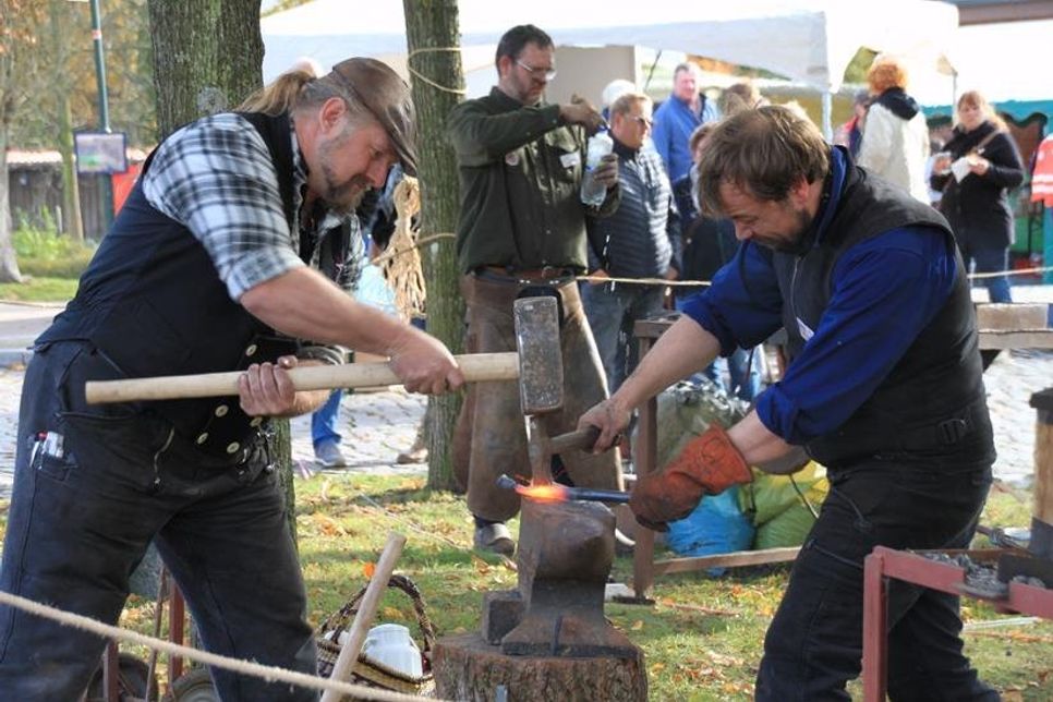 Die Schmiede fertigten ihre Kunstwerke vor Ort an.
