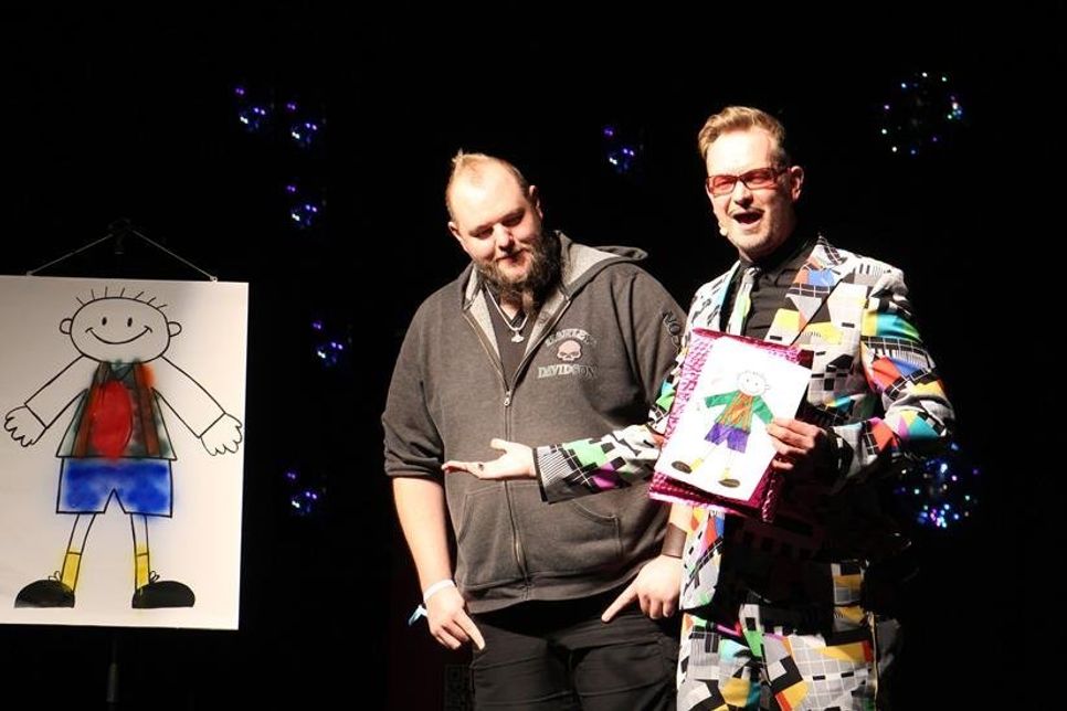 Martin Sierp alias Pascal-Hermann Henne-Gutfried hatte nicht nur die Lacher des Publikums auf seiner Seite, sondern auch Zuschauer Björn als kompetenten Bühnenpartner.