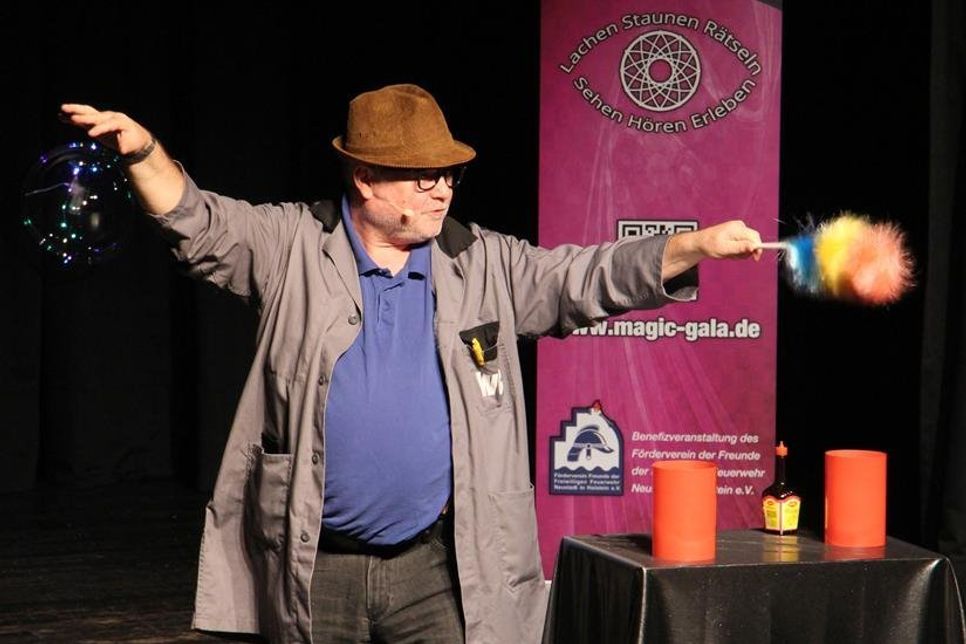 „Mit Dingen des Alltags ganz einfach nachzumachen“, so kommentierte Hausmeister Willi Crause seine ungewöhnlichen Tricks.