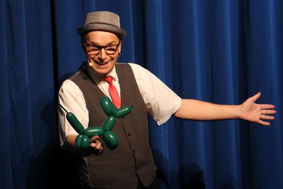 Führte mit Witz und charmanten Showeinlagen durch das Programm: Jens Heuwinkel.