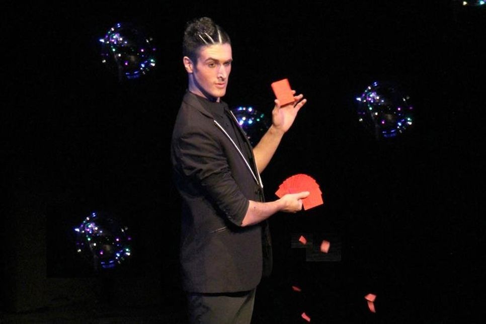 Der spanische Künstler Imanol D´Albéniz ist ein Meister der Illusionen und gehörte zu den Highlights des Abends.