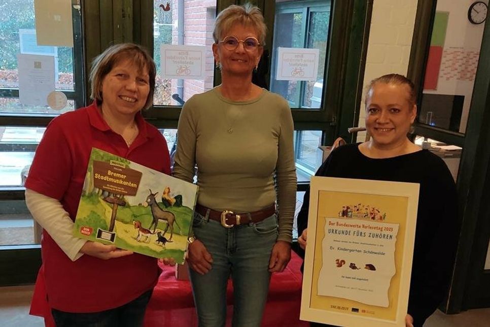 Zum Vorlesetag überbrachten die Mitglieder des SPD-Ortsverein bereits zum vierten Mal dem Kindergarten neue Bildkarten. Darüber freuen sich Angela Hüttmann, Fraktions- und Ortsvereinsvorsitzende, Stephanie Günther als Sozial-, Jugend- und Kulturausschussvorsitzende sowie die vorläu?ge Kindertagesstättenleiterin Peggy Sumpf-Gies.