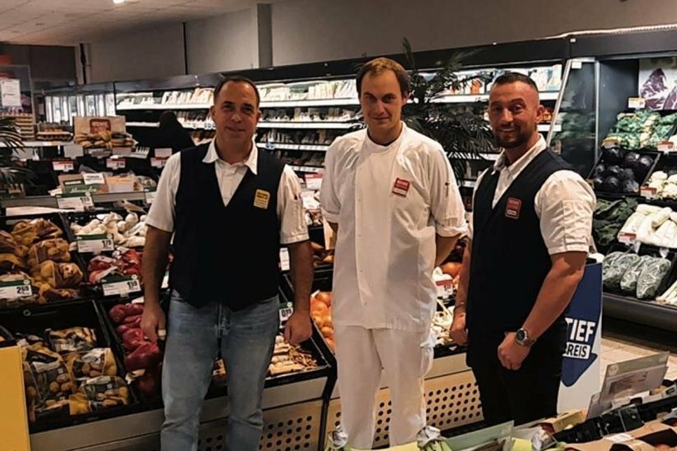 Neuer Marktmanager Christian Popp (re.) mit seinem Stellvertreter Bernd Makoben (lks.) und Abteilungsleiter Frischetheke Jens Nörenberg.