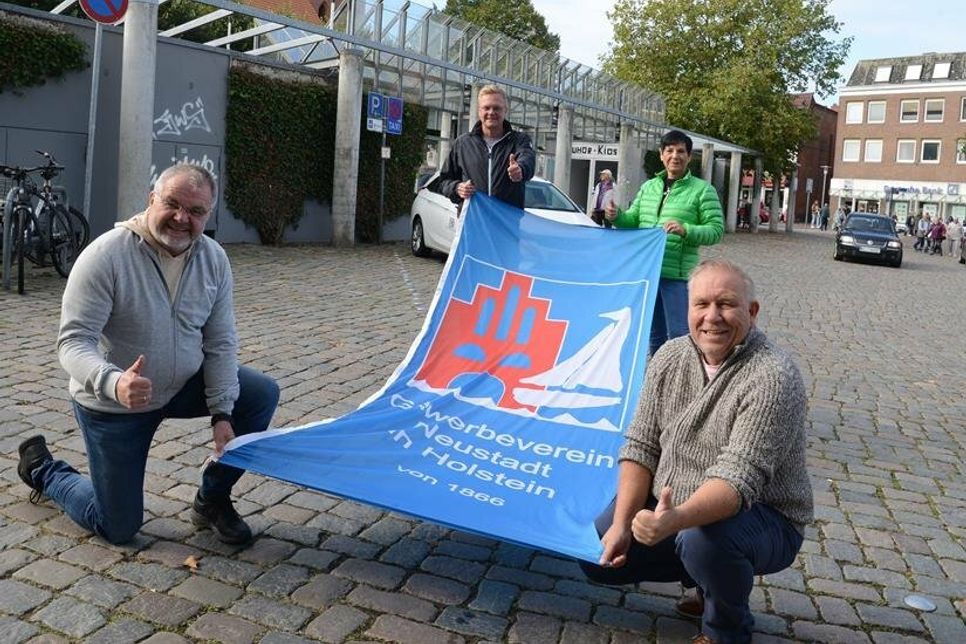 Vorfreude auf den Wintertreff bei Holger Werner, Sven Muchow, Carola Seubert und Klaus Zilian (v. lks.) vom Gewerbeverein. In diesem Jahr ist der Standort ein Stück gen Süden gerückt auf die jetzige Parkfläche beim Mehrzweckgebäude auf dem Markt.