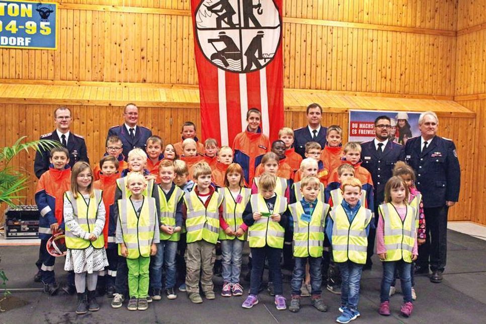 Neue Abteilungen: Kinder- und Jugendfeuerwehr mit David Siegmund (v.l.n.r.), Mark Nitsch, Stefan Gradert, Patrick Bönig und Hartmut Junge. (Foto: Svea Banderob)
