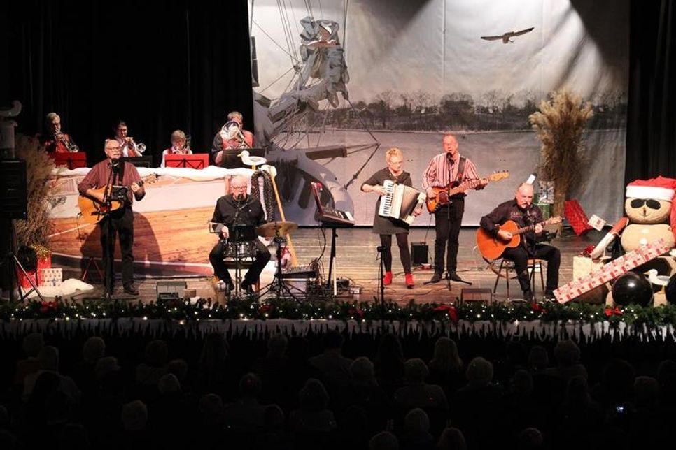 Standen erstmalig gemeinsam auf der Bühne: Die Band Timmerhost und das Uli-Rath-Brass-Quartett.