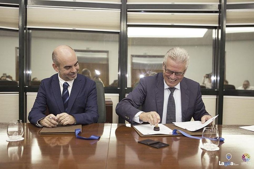 Vertragsunterzeichnung durch Bürgermeister LuÍs Encarnação, Lagoa, und Bürgermeister Volker Owerien, Scharbeutz. (Foto: Kátia Viola/CM Lagoa)
