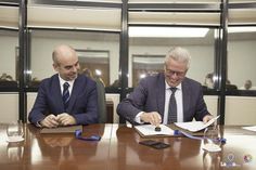 Vertragsunterzeichnung durch Bürgermeister LuÍs Encarnação, Lagoa, und Bürgermeister Volker Owerien, Scharbeutz. (Foto: Kátia Viola/CM Lagoa)