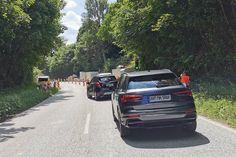 Der Verkehr wird jetzt einseitig mit Ampelregelung entlang der dortigen Baustelle vorbeigeleitet.