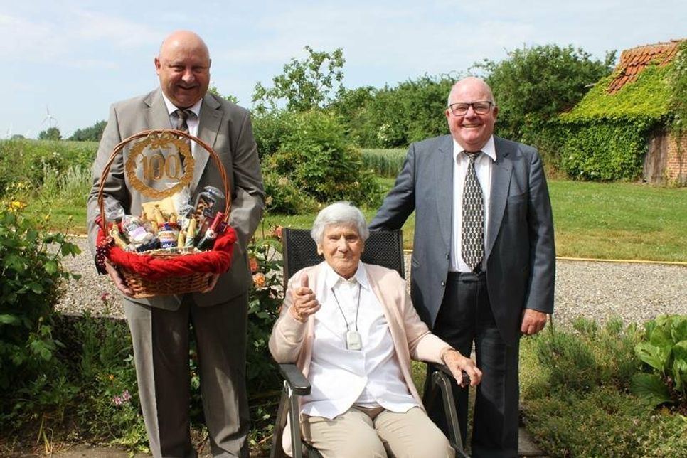 Daumen hoch für 100 stolze Jahre: Thea Schmütz mit ihren Gratulanten Bürgermeister Hartwig Bendfeldt (lks.) und DRK-Ortsvorsitzendem Bodo Czepannek.