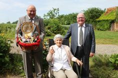 Daumen hoch für 100 stolze Jahre: Thea Schmütz mit ihren Gratulanten Bürgermeister Hartwig Bendfeldt (lks.) und DRK-Ortsvorsitzendem Bodo Czepannek.