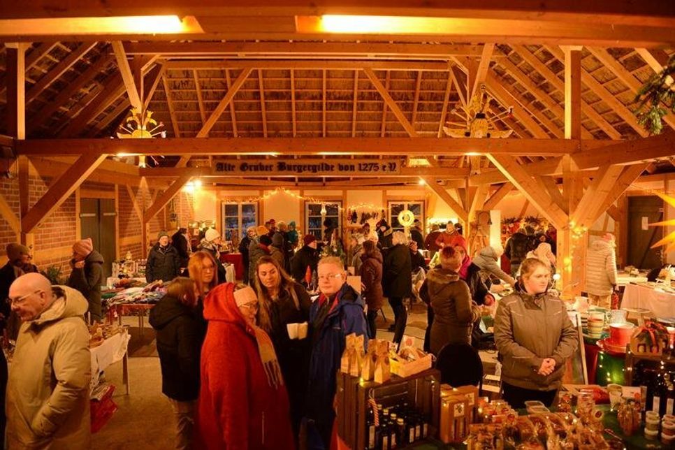 Der große Kunsthandwerkermarkt lud zum weihnachtslichen Stöbern nach Deko und Geschenken ein.