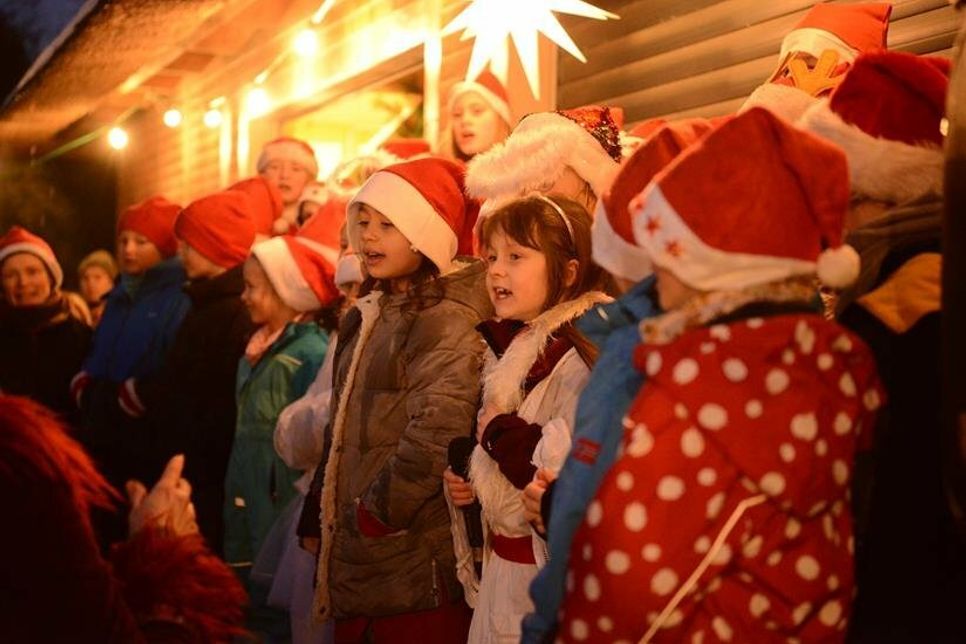 Die Kinder sangen gleich mehrere Weihnachtslieder und erfreuten die Besucher und Besucherinnen.
