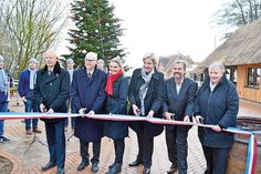 Offizielle Eröffnung mit Thorsten Elscher (von links), Rainer Steen (stv. Bürgermeister), Bürgervorsteherin Anja Evers, Gesine Muus (Werkleiterin Kurbetrieb), Pächter Stefan Hogrefe und Dorfvorsteherin Bärbel Rieger beim „Band durchschneiden“.