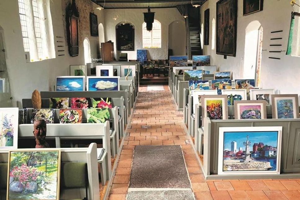Die kleine historische Kirche wurde vorübergehend zu einer ungewöhnlichen Galerie umgestaltet.