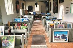 Die kleine historische Kirche wurde vorübergehend zu einer ungewöhnlichen Galerie umgestaltet.