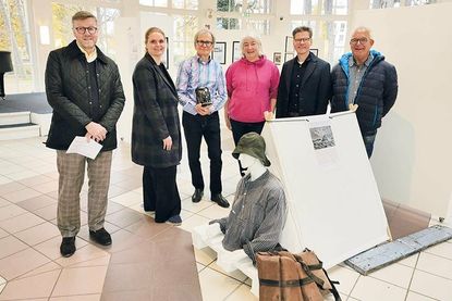 Bürgermeister Sven Partheil-Böhnke (von links), Bürgervorsteherin Anja Evers, Gemeindeforscher Hartmut Schwarz, Grafik-Designerin Stephanie Scheel, Joachim Nitz, Geschäftsführer der TSNT GmbH, und Andreas Müller, Vorsitzender des Fremdenverkehrsverein Niendorf/Ostsee, eröffneten die Ausstellung in der Trinkkurhalle.