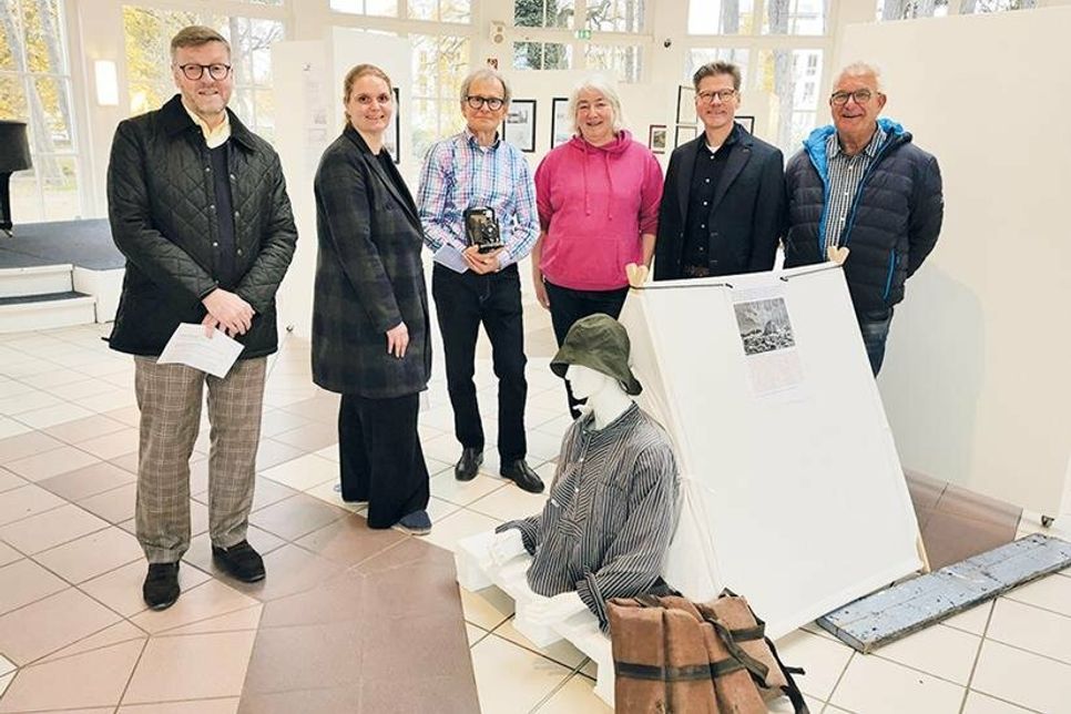 Bürgermeister Sven Partheil-Böhnke (von links), Bürgervorsteherin Anja Evers, Gemeindeforscher Hartmut Schwarz, Grafik-Designerin Stephanie Scheel, Joachim Nitz, Geschäftsführer der TSNT GmbH, und Andreas Müller, Vorsitzender des Fremdenverkehrsverein Niendorf/Ostsee, eröffneten die Ausstellung in der Trinkkurhalle.