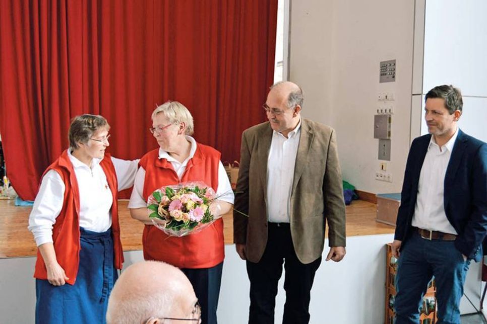 Am Ende der Grußworte überreichte Sabine Miske (l.) im Beisein von Ratekaus Bürgermeister Thomas Keller (r.) und dem DRK-Ortsvereinsvorsitzenden Ingo Prill einen Blumenstrauß an die Initiatorin Heide Gericke. (Foto: Setje-Eilers)