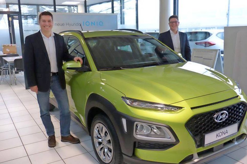 Die Verkäufer in Eutin Thies Wilhelm (lks.) und Christian Hüstreich mit dem neuen Kona.