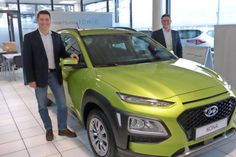 Die Verkäufer in Eutin Thies Wilhelm (lks.) und Christian Hüstreich mit dem neuen Kona.