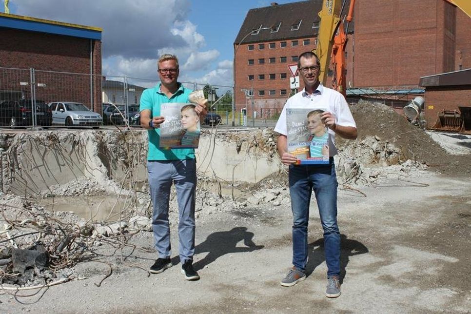 DKSB-Geschäftsführer Henning Reimann (re.) mit reporter-Geschäftsführer Sven Muchow an der Stelle, wo bis vor kurzem noch der HaGe-Turm stand.