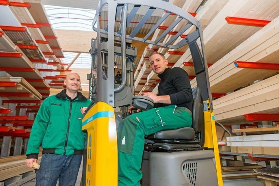 Neben kaufmännischen Berufen bietet der Holzfachhandel eine fundierte Ausbildung auch in der Logistik. Foto: DJD/Gesamtverband Deutscher Holzhandel