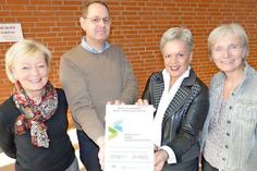 Freuen sich über die Auszeichnung mit dem Berufswahlsiegel des Landes: Die stellvertetende Schulleiterin Ursula Klusmann, Lehrer Detlev Schubert, Schulleiterin Marion Millenet und Lehrerin Dorothee Wiezorek.