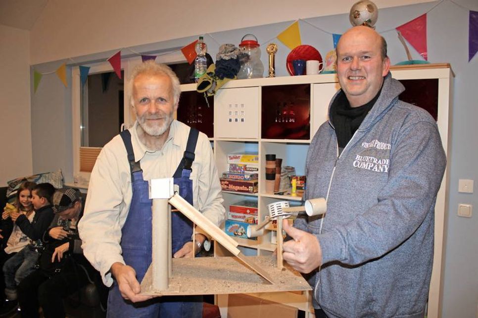 Rainer Kahns (lks.) und Norbert Mohwinkel mit einem der Modelle.