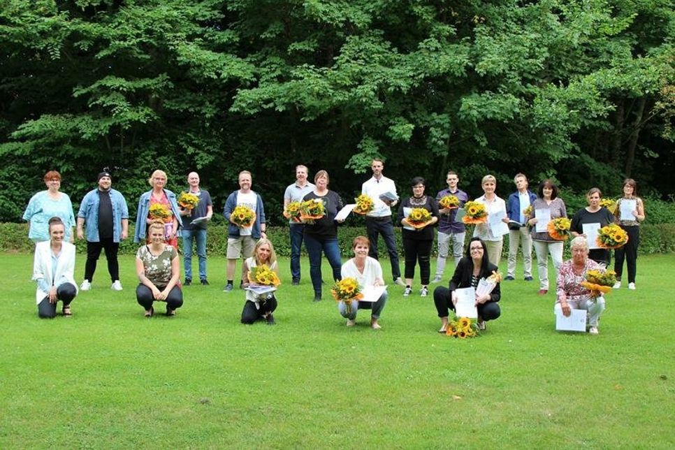 Staatlich geprüfte Altenpflegehelfer*innen und Krankenpflegehelfer*innen.