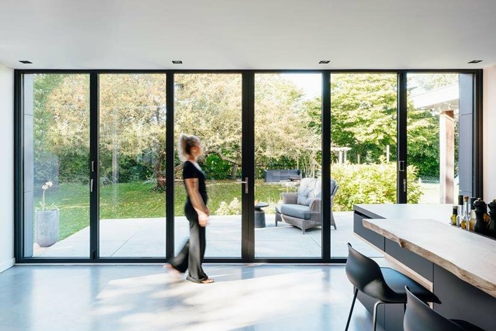 Fensterflächen vergrößern und gleichzeitig Energie sparen: Moderne, wärmedämmende Verglasungen machen es möglich. Foto: DJD/Solarlux/Malik Pahlmann