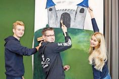 Kreativität ist vor und hinter der Bühne gefragt: Peter (v.li.), Nils und Lea gestalten das Bühnenbild.