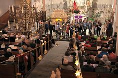 Tolle Atmosphäre: die Besucher der Stadtkirche unter Sternen.