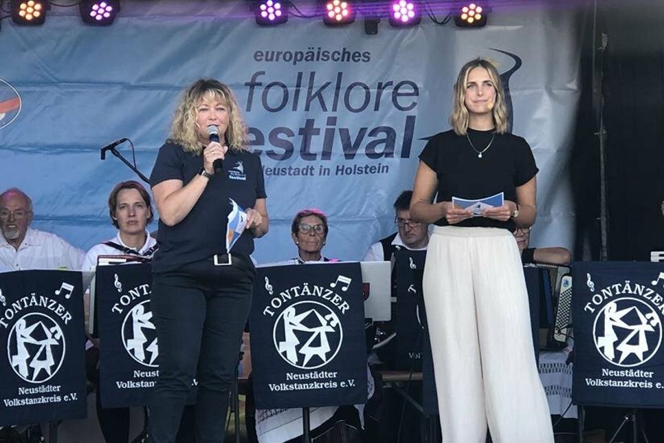 Kuratoriumsvorsitzende Barbara Helbach (lks.) und Moderatorin Kristina Kolbe begrüßten die Gäste.