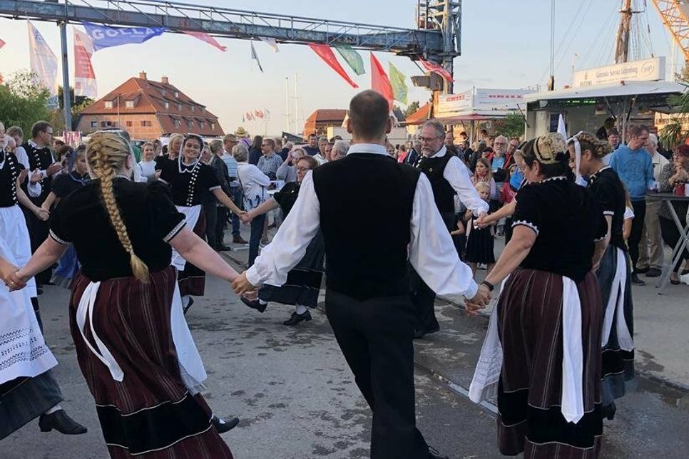 Der Neustädter Volkstanzkreis zeigte einige Tänze.