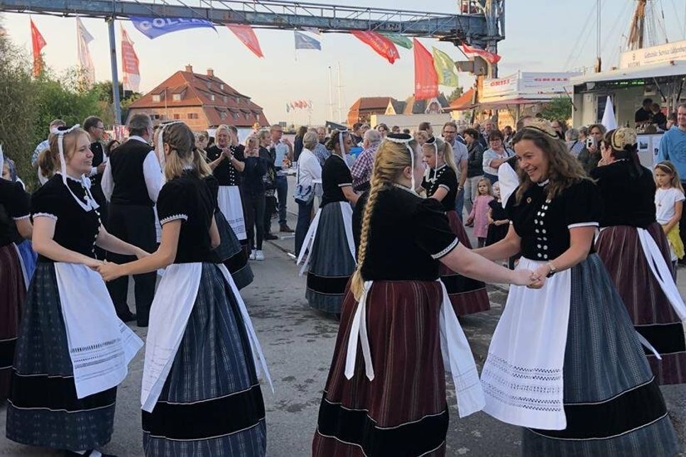 Der Neustädter Volkstanzkreis zeigte einige Tänze.