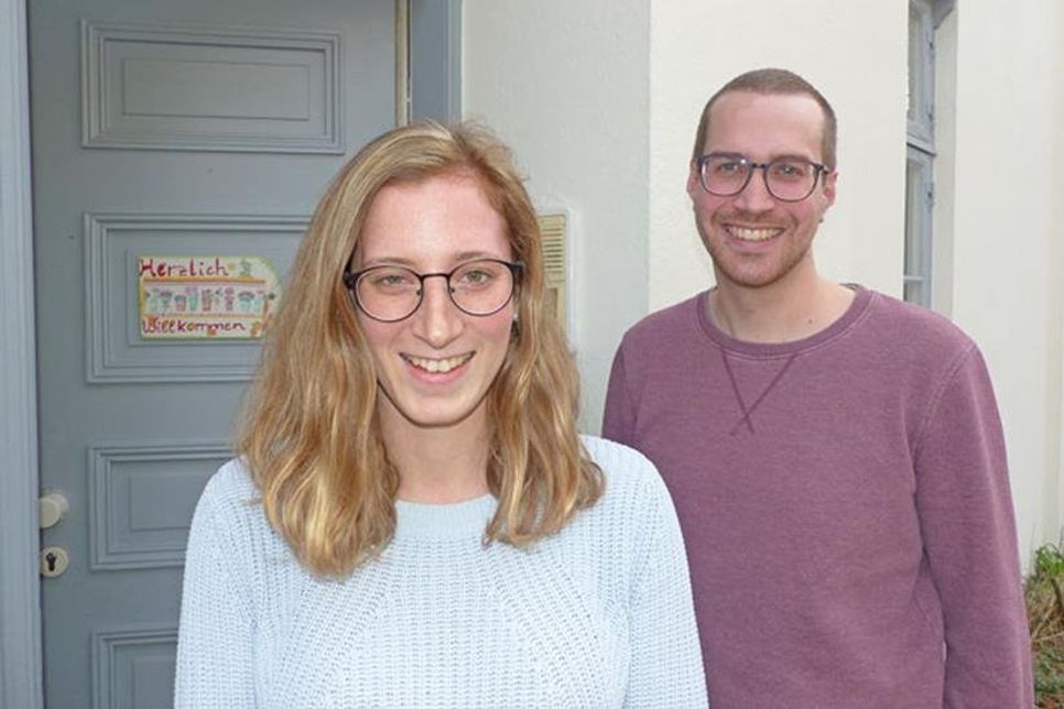 Jana Sach mit ihrem Chef Christian Kühl-Reinhardt – die junge Zarnekauerin macht ihr FSJ in der Tagesstätte der Brücke Ostholstein und arbeitet mit psychisch erkrankten Menschen.